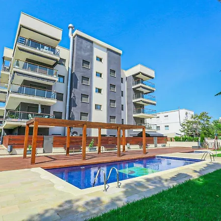 Tropicana Bjs D - Only Families Apartment